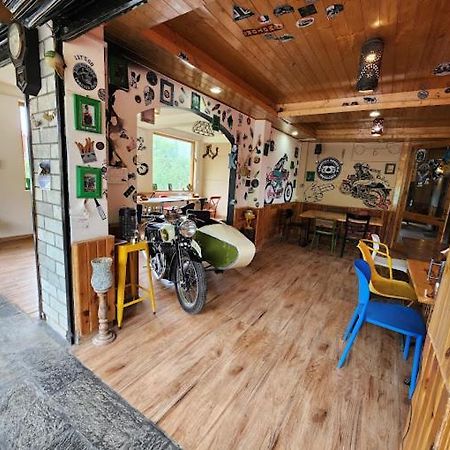 Throttle Shrottle Moto Hostel Manāli Exterior foto
